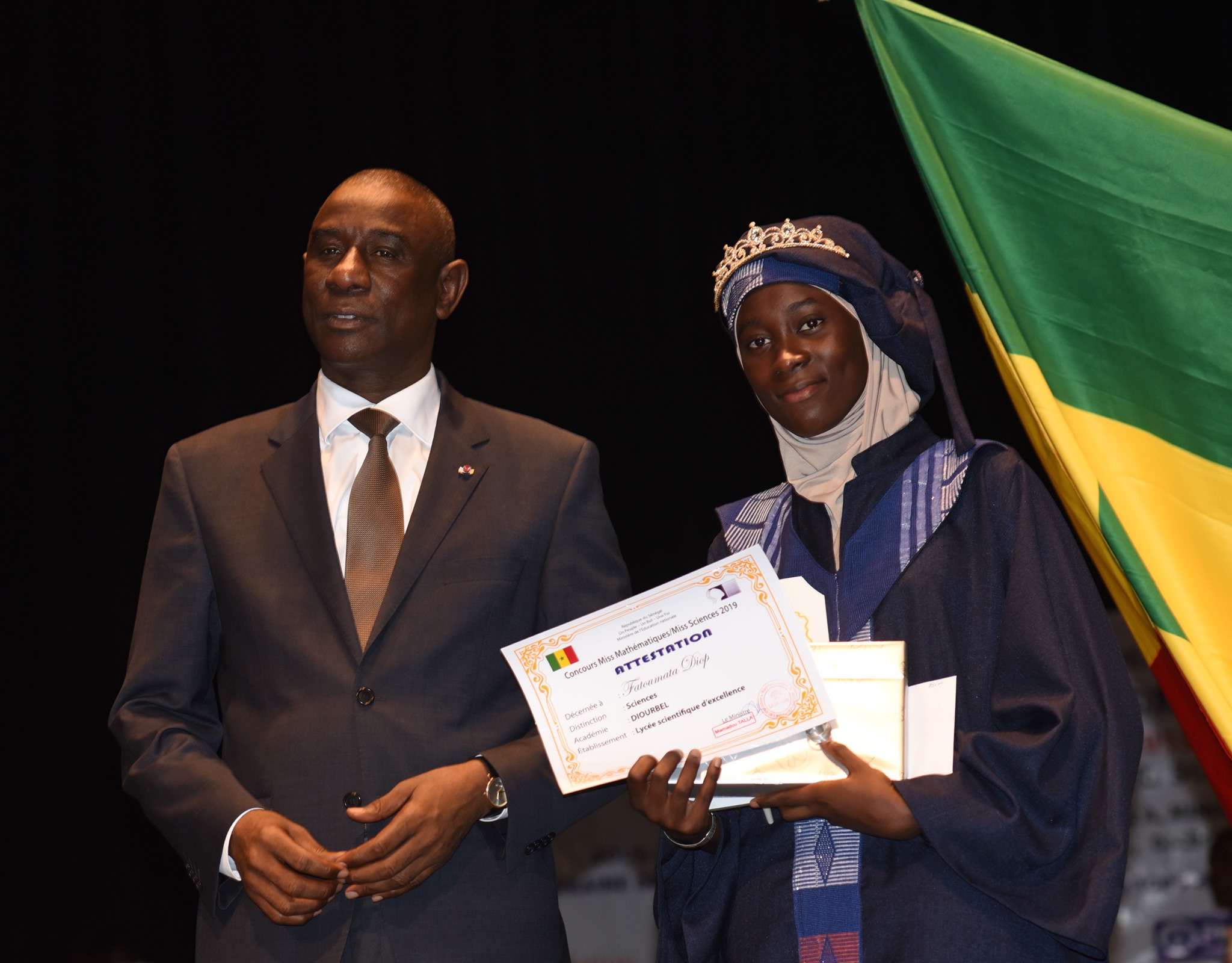 Fatoumata Diop Miss Sciences et le Ministre Mamadou Talla