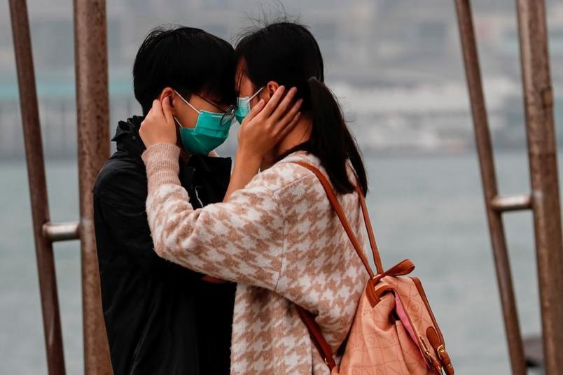 Hongkong, pour la Saint-Valentin, les masques remplacent les fleurs