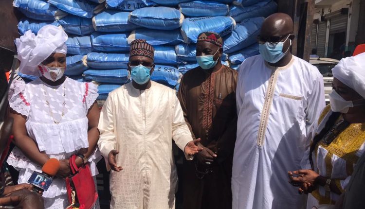 Médina Le DG de la CDC Cheikh Tidiane Ba offre des denrées alimentaires aux populations
