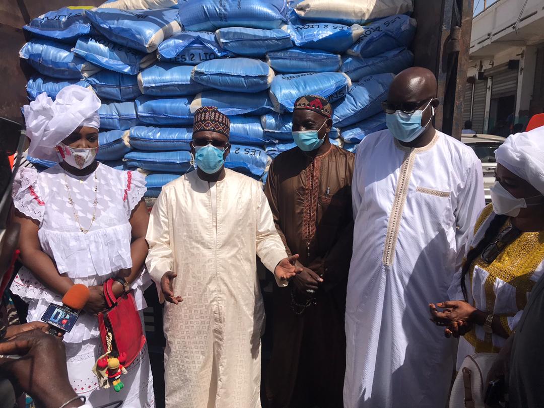 Médina Le DG de la CDC Cheikh Tidiane Ba offre des denrées alimentaires aux populations