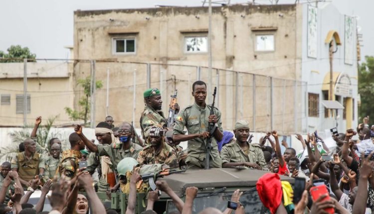 Des militaires maliens jubilent avec le Peuple