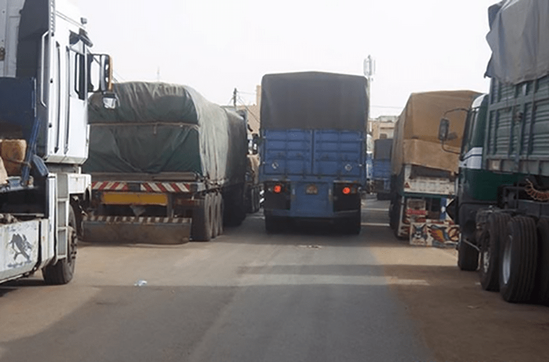 Camions gros porteurs au Sénégal, à Dakar