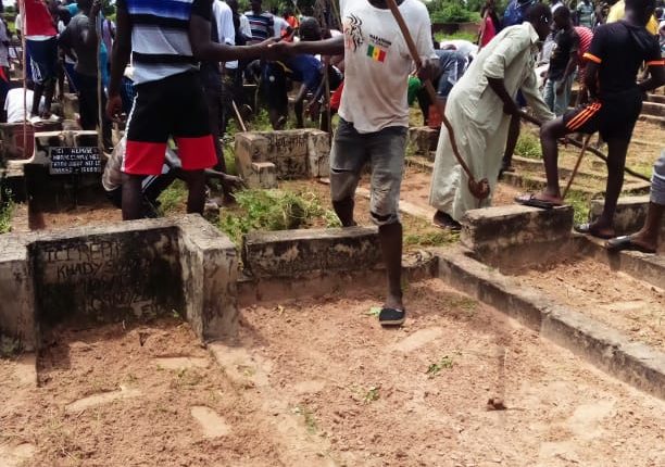 Journée de désherbage aux cimetières de Ndiaye Ndiaye à Fatick1