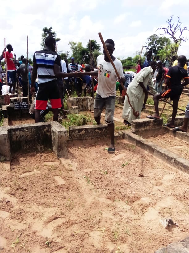 Journée de désherbage aux cimetières de Ndiaye Ndiaye à Fatick1