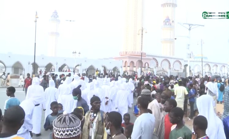 Des individus habillés en blanc tentent de faire le Tawaf tour de la grande mosquée de Touba comme à la Mecque