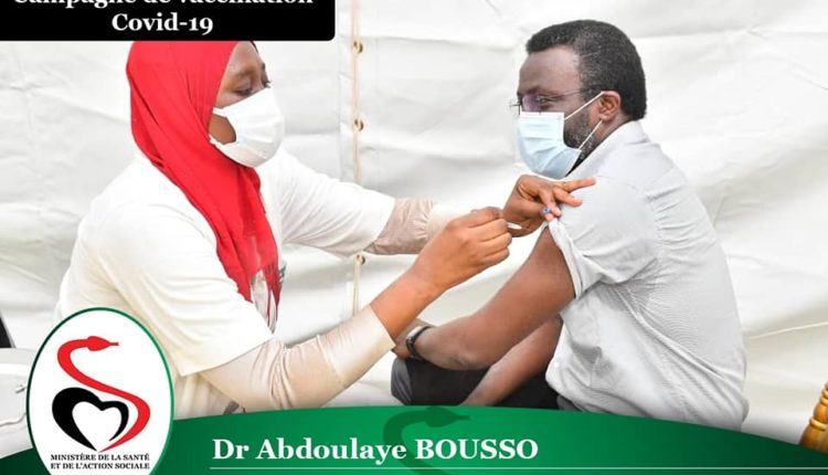 Dr Abdoulaye Bousso se fait vacciner
