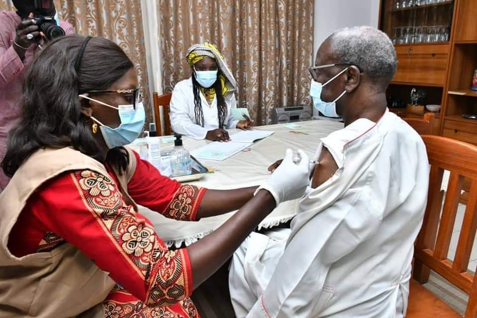 Monseigneur Benjamin Ndiaye se vaccine