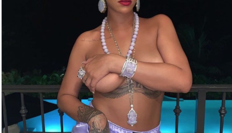 Rihanna pose seins nus