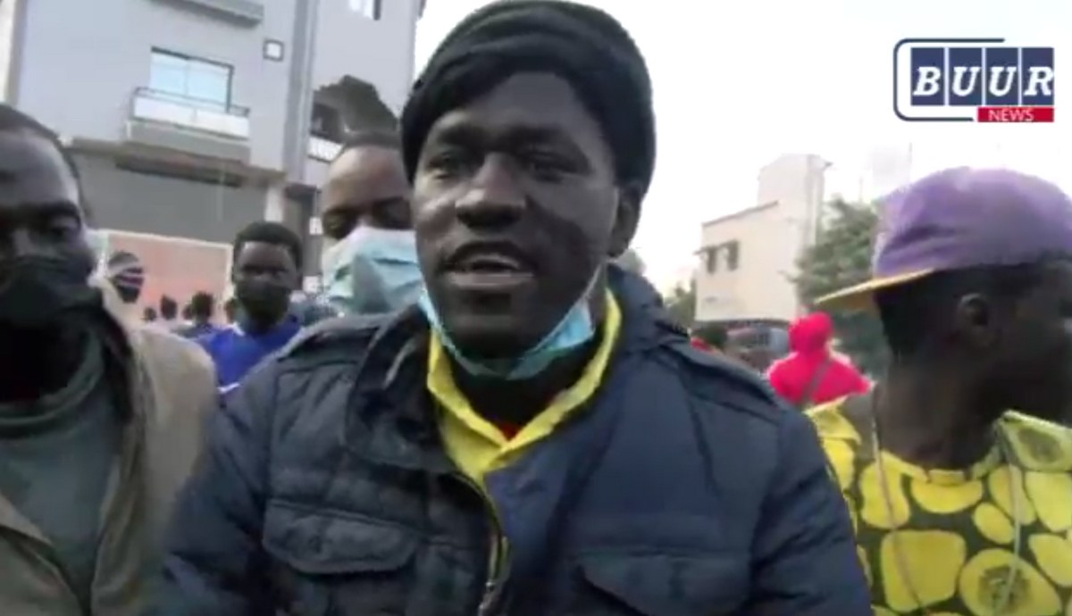 Manifestant qui exige la libération de Ousmane Sonko