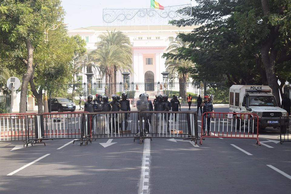 le Palais de la République barricadé