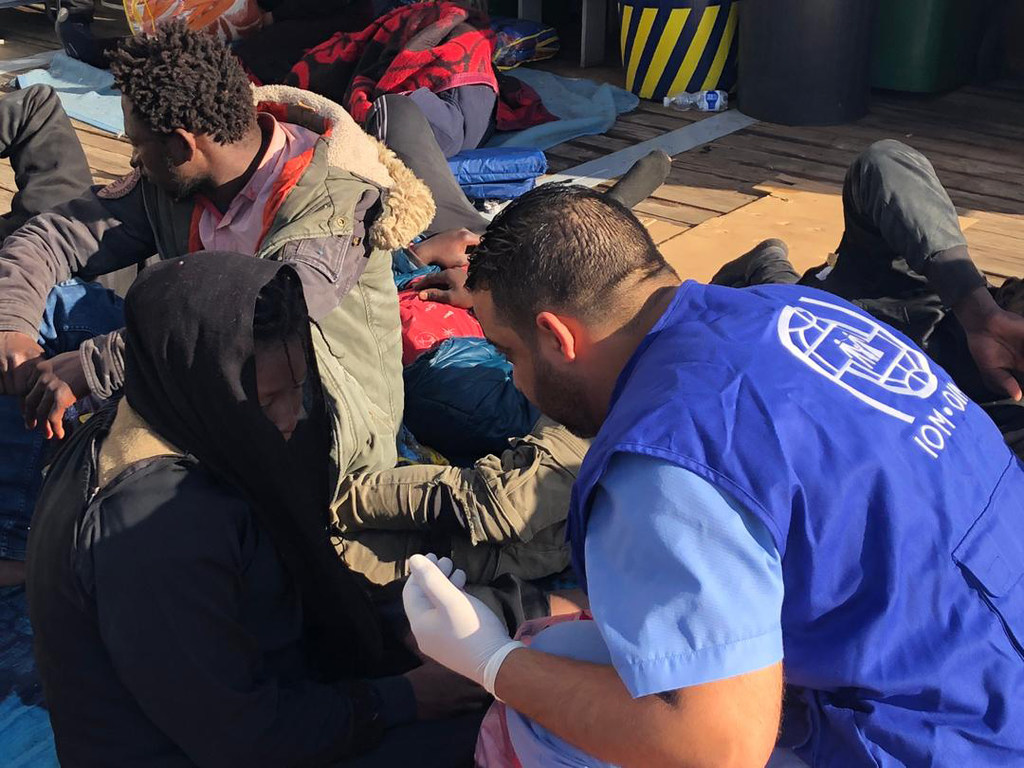 Des migrants qui ont été renvoyés sur les côtes en Libye après avoir tenté de traverser la mer Méditerranée vers l'Europe