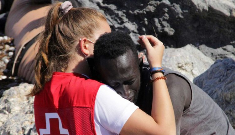 Une volontaire de la Croix Rouge réconforte un jeune migrant sénégalais par un câlin et affole la toile