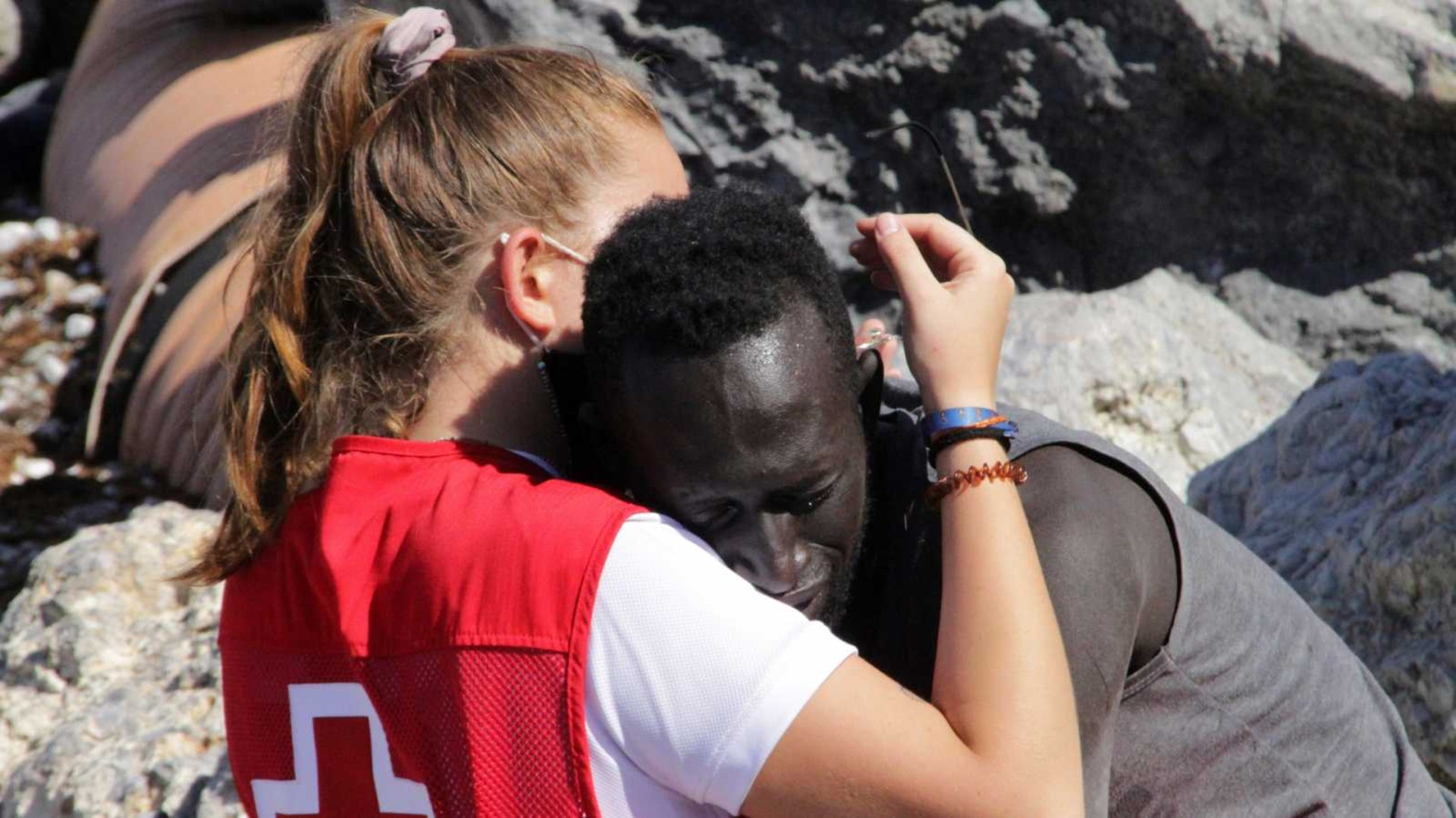 Une volontaire de la Croix Rouge réconforte un jeune migrant sénégalais par un câlin et affole la toile