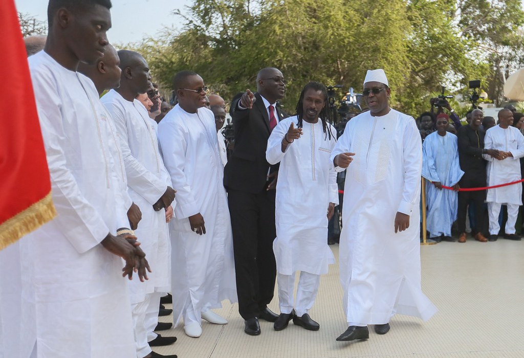 Macky Sall remet le drapeau du Sénégal à l'équipe nationale au palais de la République
