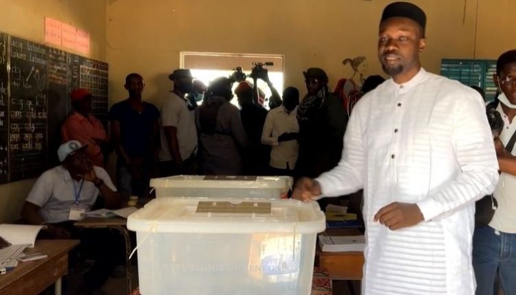Ousmane Sonko a voté et dénonce des irrégularités