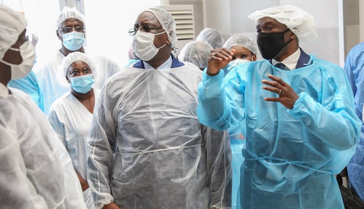 Macky Sall augmente les salaires du corps médical
