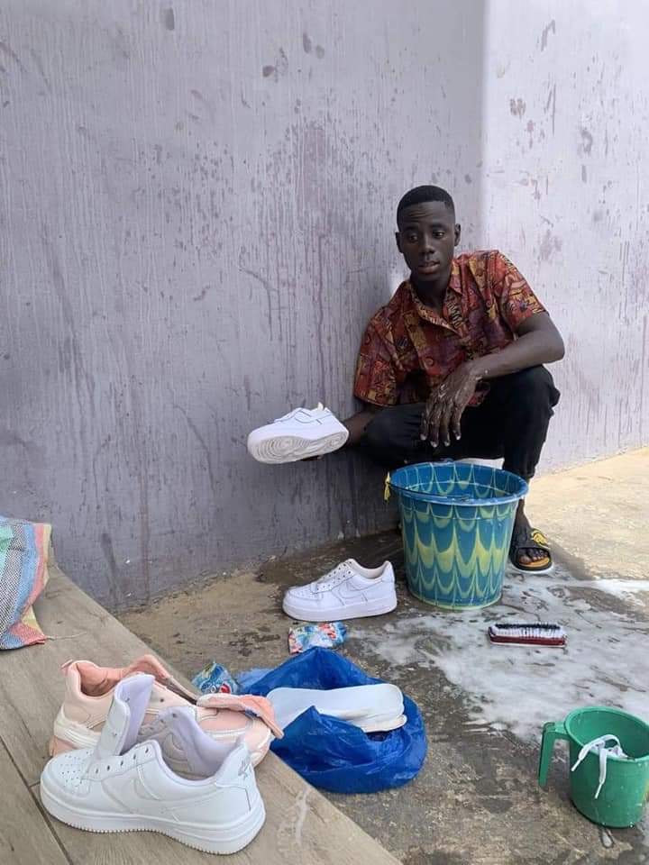 Étudiant laveur de chaussures : Abdoulaye Sakho met en place son service de lavage à l'UCAD
