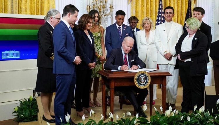 Joe Biden signe un décret et organise une réception à la Maison Blanche en l'honneur des LGBT