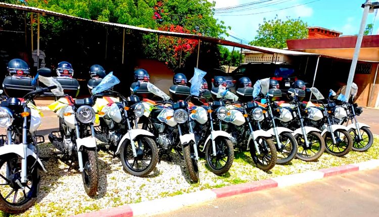 Le directeur de l'état civil, Aliou Ousmane Sall remet des motos au gouverneur de Kaolack