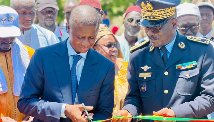 Antoine Félix Abdoulaye Diome procède à l'inauguration de plusieurs commissariats