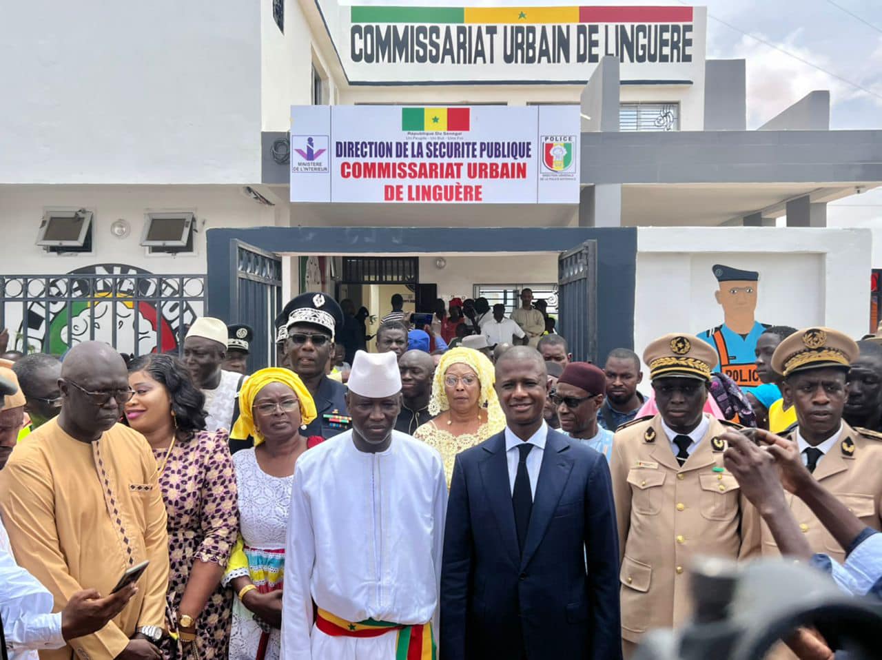 Antoine Félix Abdoulaye Diome procède à l'inauguration de plusieurs commissariats dans les régions