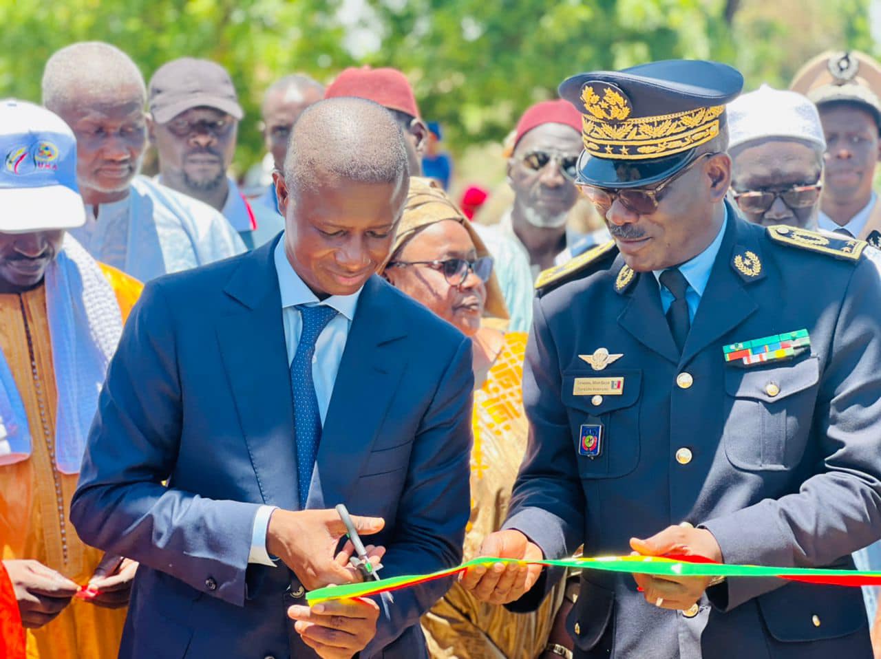 Antoine Félix Abdoulaye Diome procède à l'inauguration de plusieurs commissariats