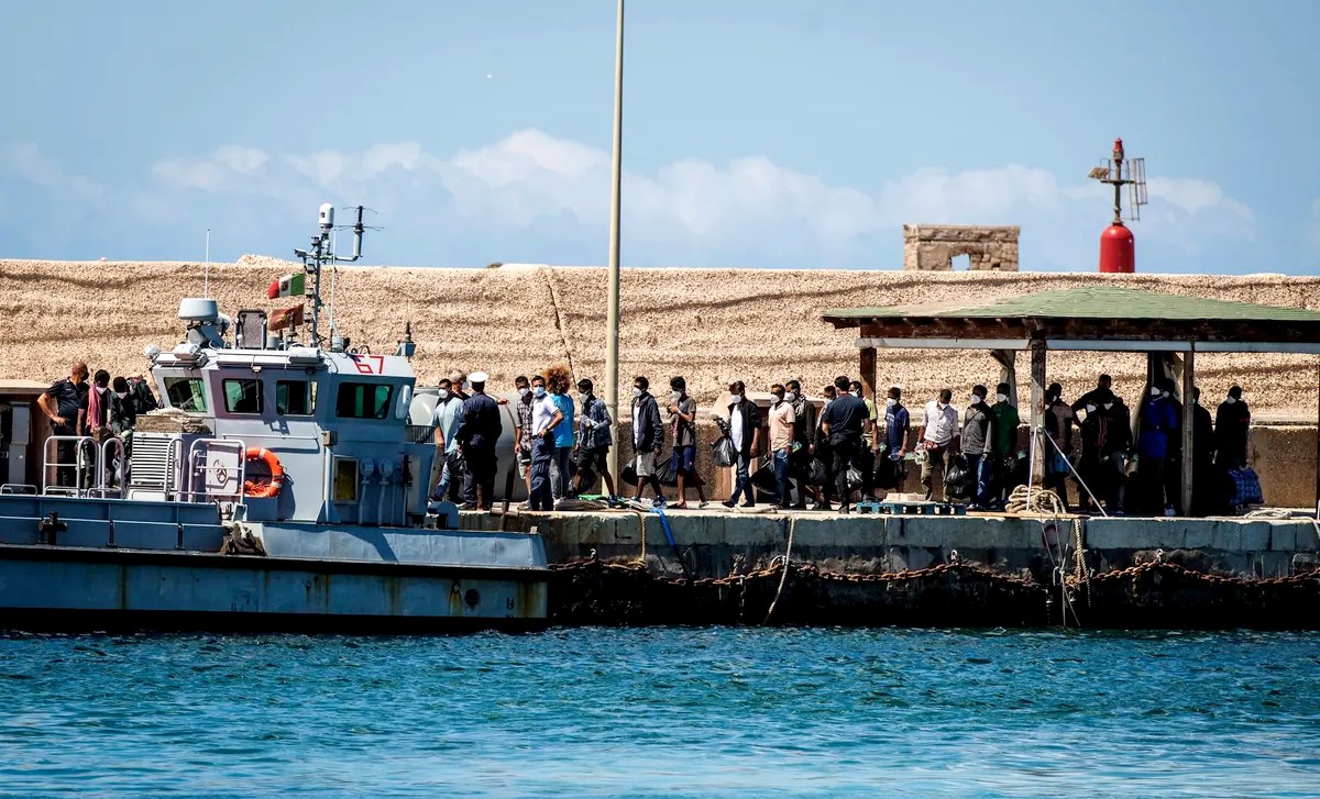 Des migrants débarquent en Italie