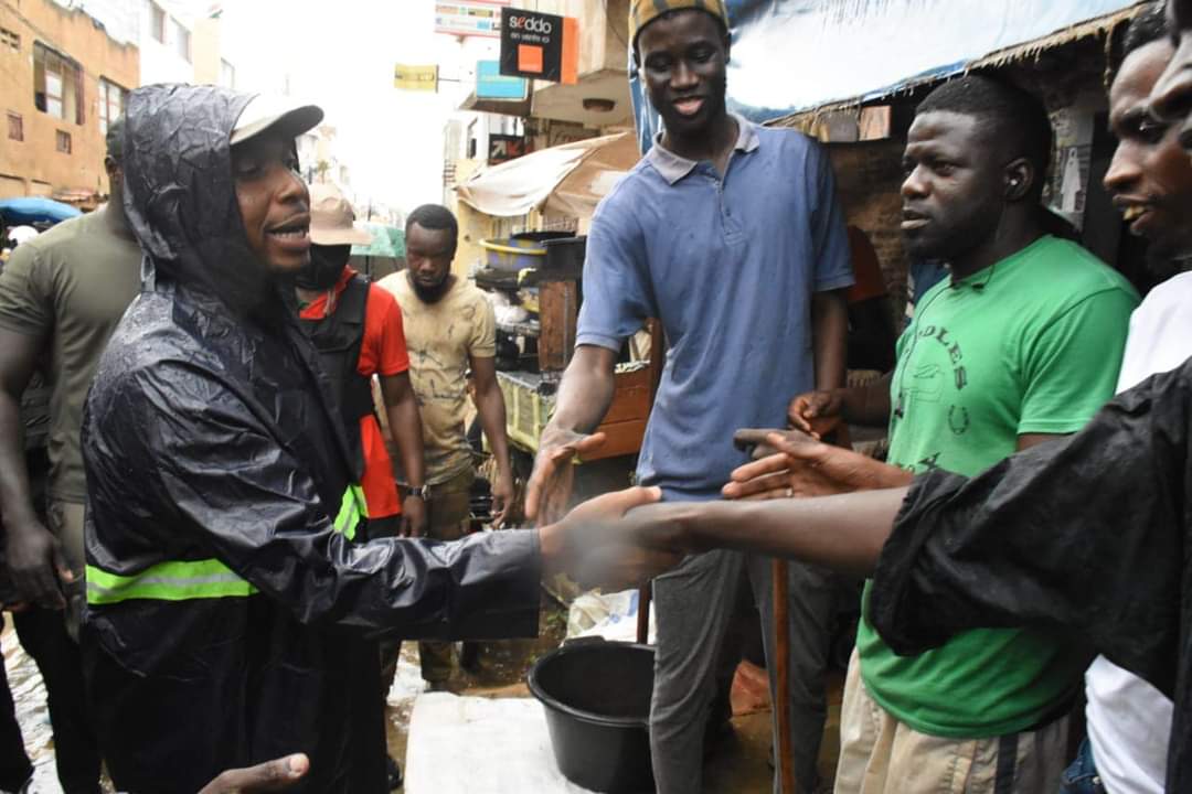 Fortes pluies à Dakar - Le maire de la ville Barthélemy Dias auprès des populations