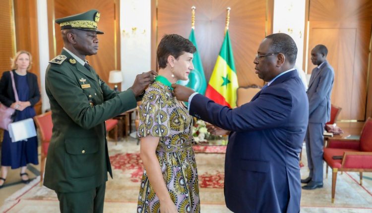 Ordre national du Lion au Sénégal de l'ambassadeur de l'Union Européenne au Sénégal Irène Mingasson