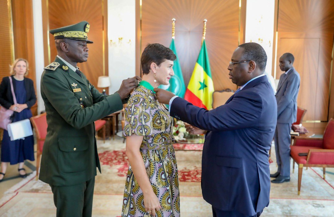 Ordre national du Lion au Sénégal de l'ambassadeur de l'Union Européenne au Sénégal Irène Mingasson
