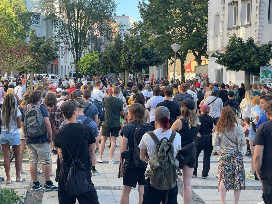 Dortmund. Manifestation spontanée pour exprimer sa compassion au jeune défunt et protester contre l’usage d’arme automatique par la police.