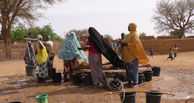 Des femmes venues puiser de l’eau au puits principal dans un village d’Agadez au Niger