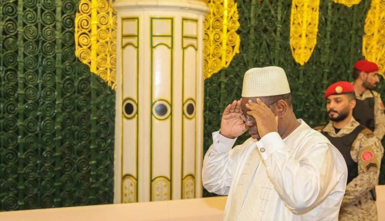 Arabie Saoudite - Macky Sall effectue la dernière prière de la journée à la grande Mosquée de Médine