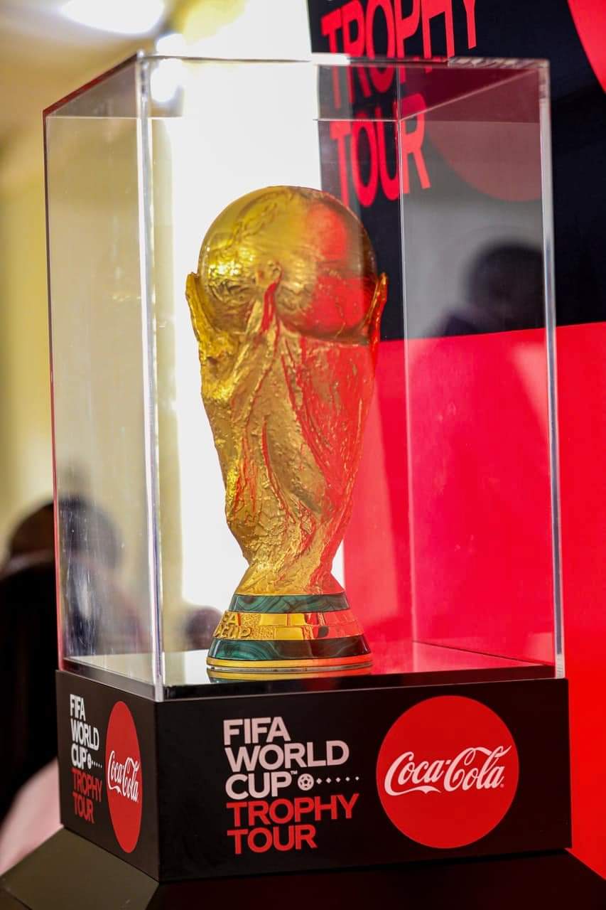 Le trophée de la Coupe du monde présenté au public Sénégalais
