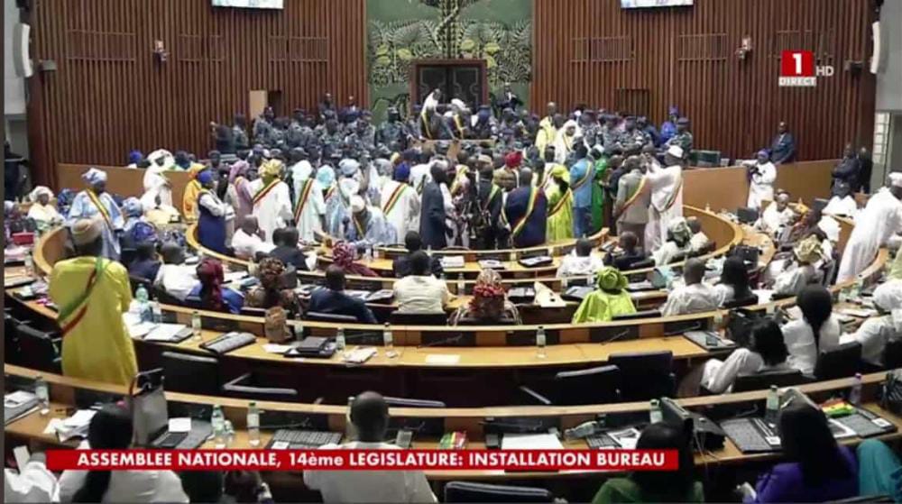 Installation des Députés - Les Gendarmes font irruption dans l'Assemblée nationale