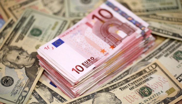 L'euro perd 1% face au dollar