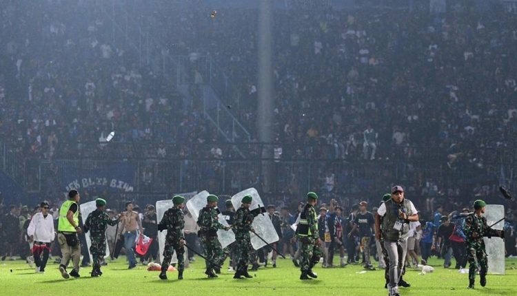 Plus de 100 morts lors de violences pendant un match de football en Indonésie