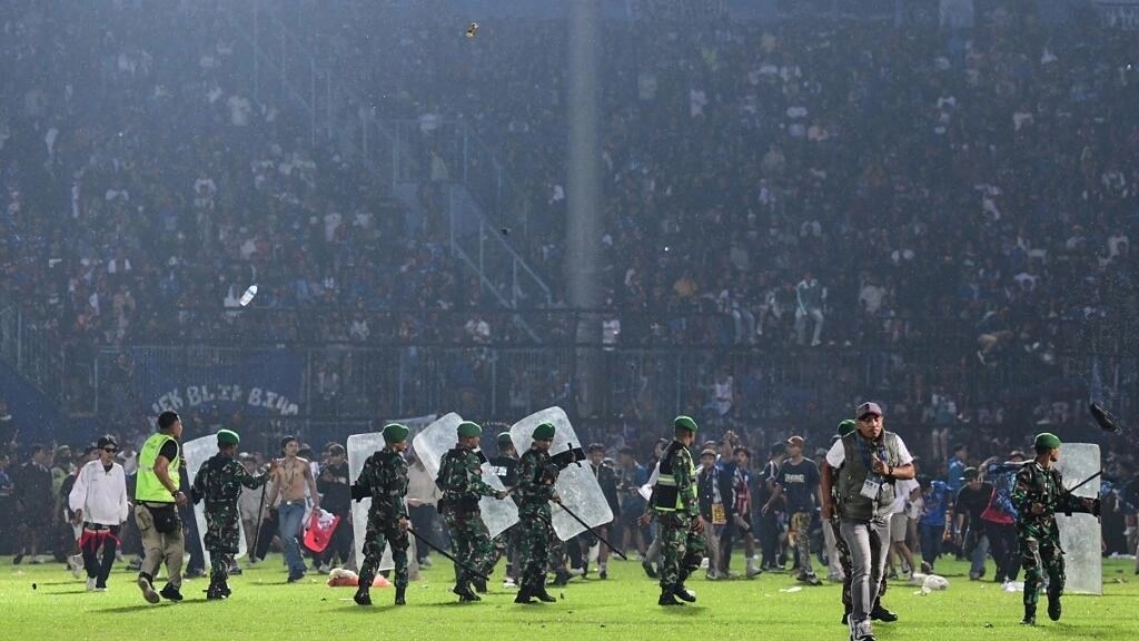 Plus de 100 morts lors de violences pendant un match de football en Indonésie