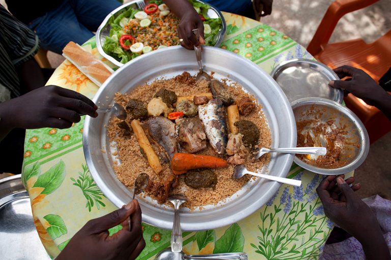 repas famille au Sénégal