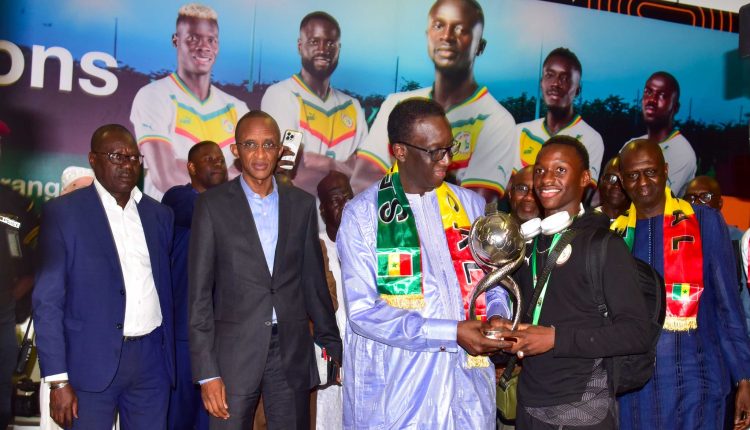 Arrivée des Lionceaux Amadou Ba félicite les joueurs et encourage le staff.. (7)