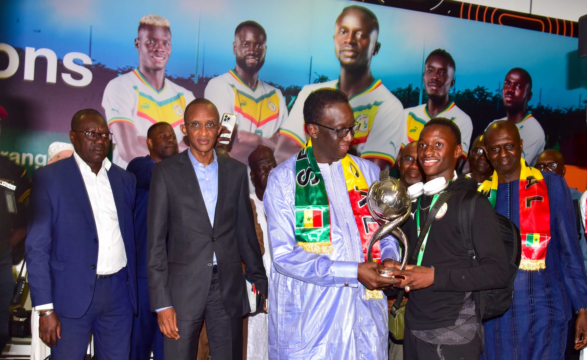 Arrivée des Lionceaux Amadou Ba félicite les joueurs et encourage le staff.. (7)