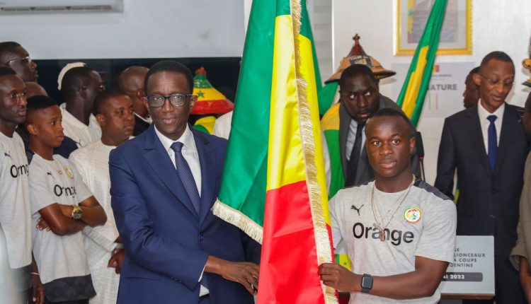 Le Premier ministre et ministre des sports Amadou Ba a remis le drapeau national aux Lions U20