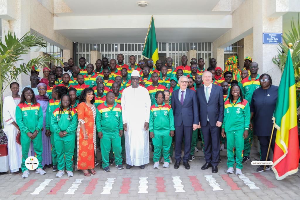 Amadou Ba remet le drapeau national aux lions de spécial Olympics et galvanise les athlètes