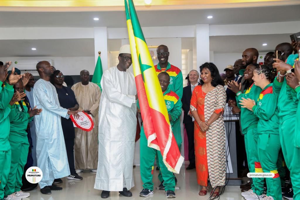 Amadou Ba remet le drapeau national aux lions de spécial Olympics