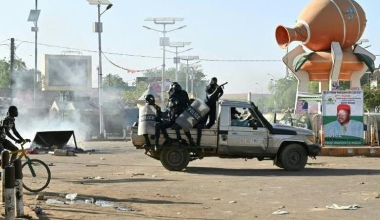 Tentative de coup d'État au Niger, Crise à Niamey