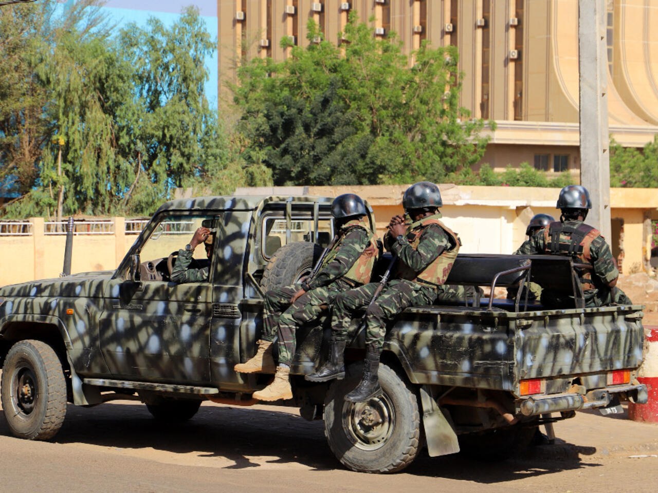 Coup d'État au Niger, vers l'option militaire