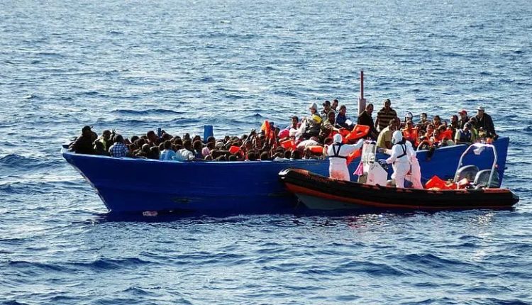 La Marine Royale pirogue de migrants
