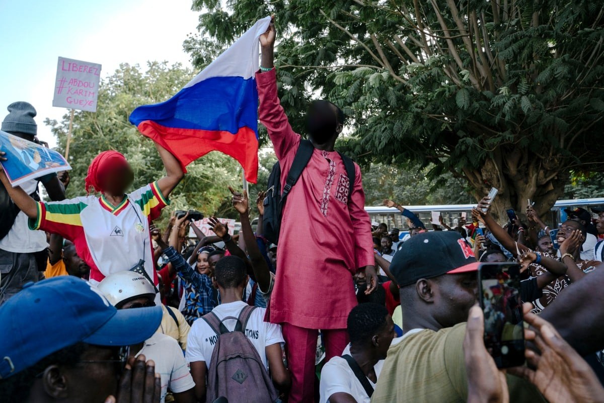 Le Drapeau russe à la marche pour la libération des détenus politiques à Dakar