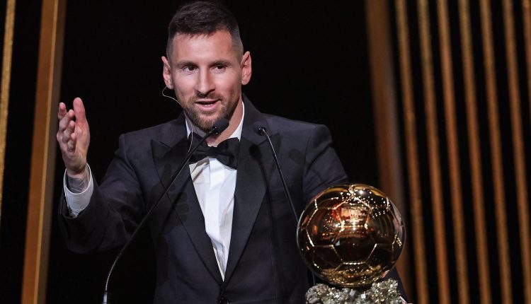 Lionel Messi remporte le Ballon d'Or pour la huitième fois