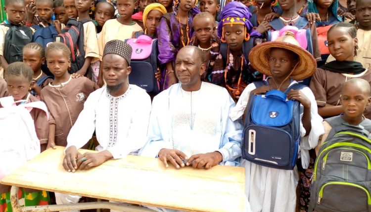 MATAM - L'ancien Dg de l'Artp Abdoul Ly offre 300 kits scolaires à des écoles de la commune de Bokidiawé